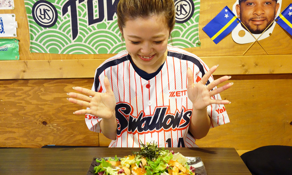 赤坂元気(仮)の海鮮サラダを見て嬉しそうな店員さん