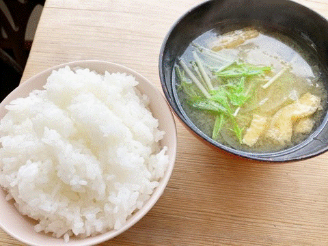 ちきゅうやのご飯と味噌汁
