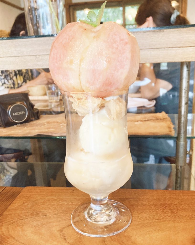 cafe hiyoriの桃のパフェ