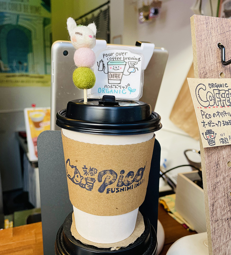 Pico Organic Coffee & Smoothiesの手作りのカップやコーヒースリーブなど