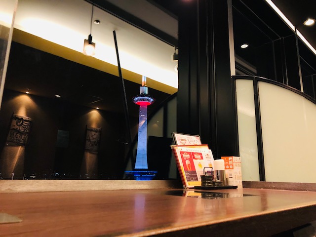 市場小路ジェイアール京都伊勢丹店の店内から見える京都タワー