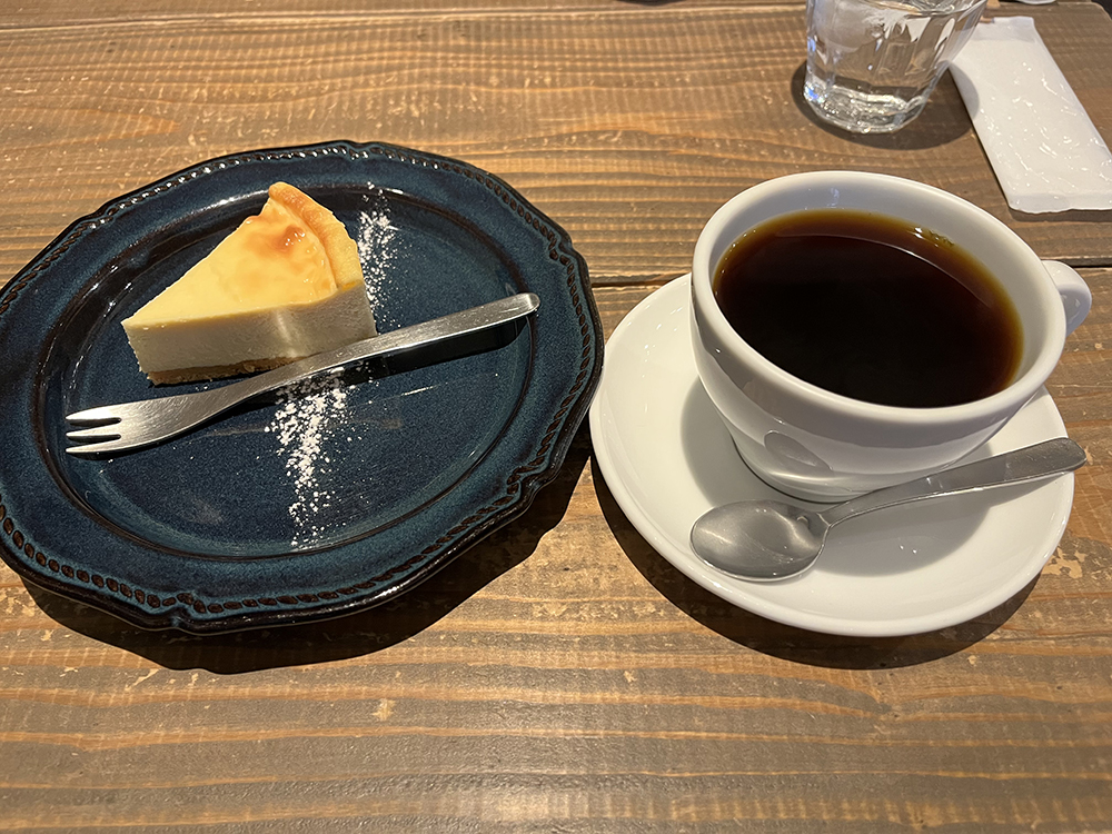 emu cafe(エミュカフェ)のトリコチーズとコーヒー