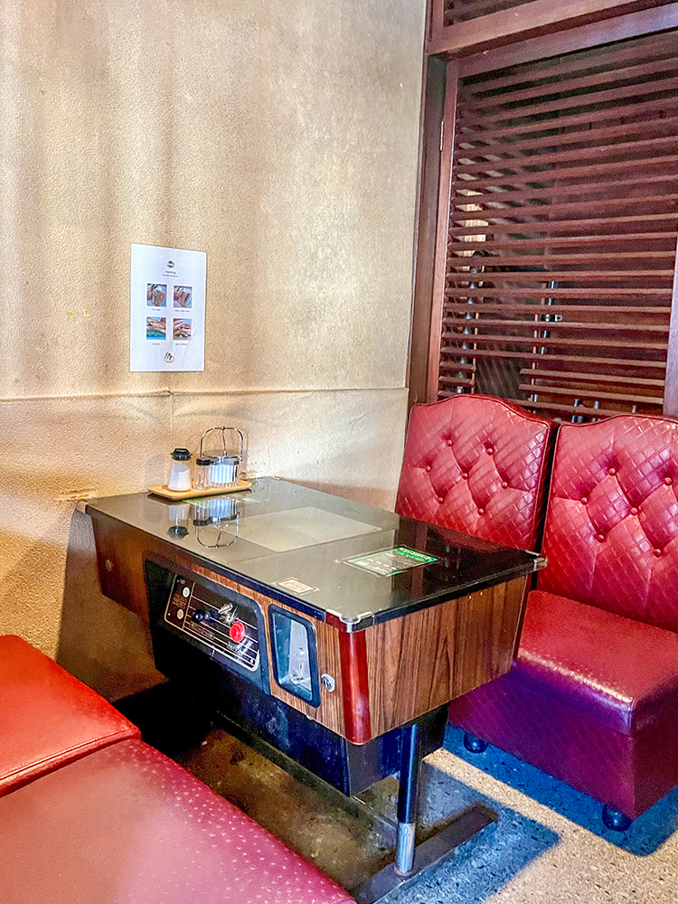 ロータリー松葉のゲーム機付きテーブル
