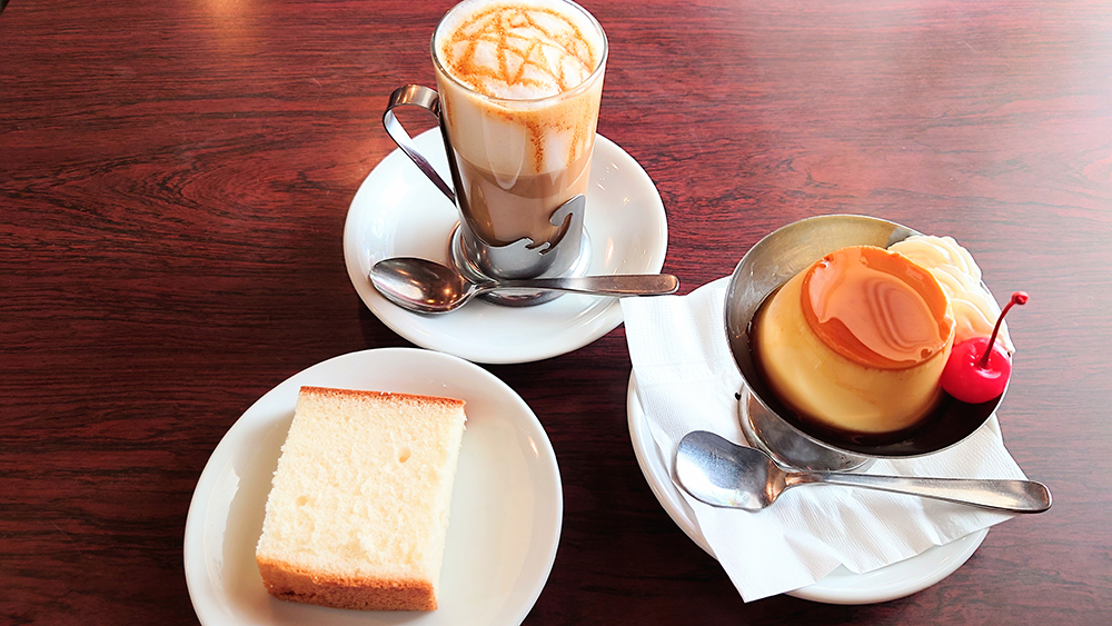 洋菓子・喫茶ボンボンのキャラメルアーモンドラテとプリン