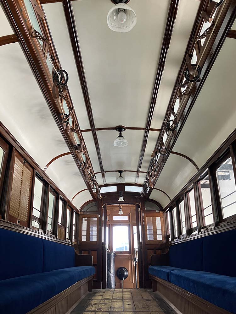 展示されているチンチン電車の内部。1912年(明治45年)に新製されたものです。
