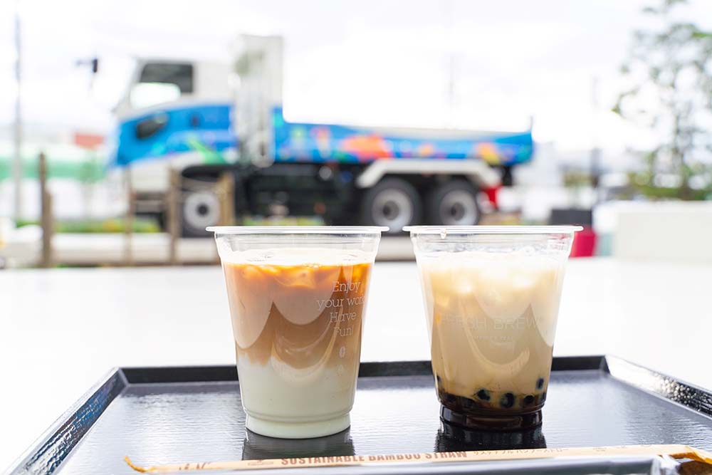 いすゞプラザのSAKURAcafeのアイスカフェラテ（税込350円）とタピオカ黒糖ミルク（税込400円）