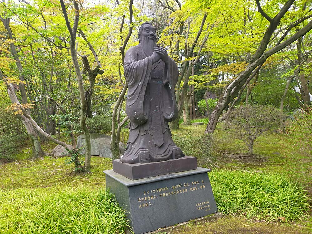 大隈庭園の孔子の銅像