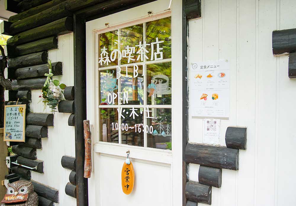 森の喫茶店BIBIの玄関