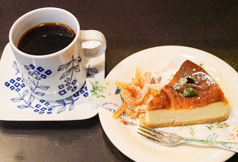 森の喫茶店BIBIのケーキセット