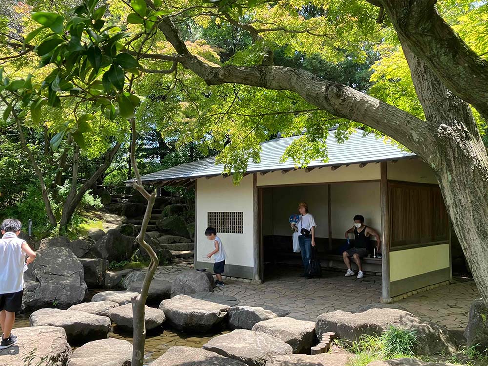 「行船公園」の平成庭園のベンチ