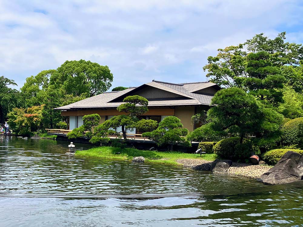 「行船公園」の平成庭園から見れる源心庵