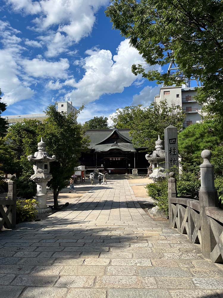 長野県松本の四柱神社の境内