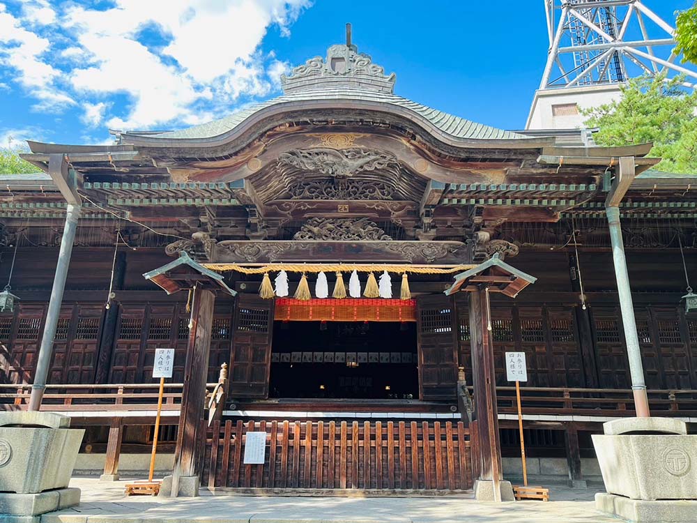 長野県松本の四柱神社の境内