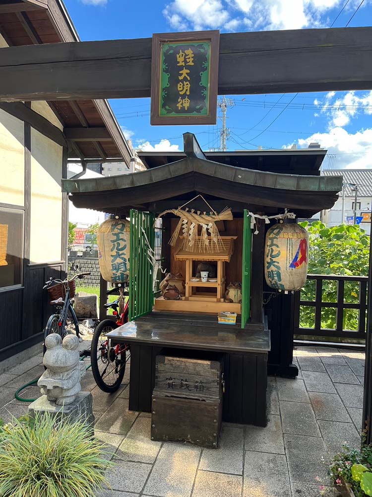 長野県松本の縄手通りの蛙大明神