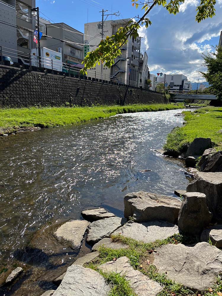 長野県松本の河川敷への道