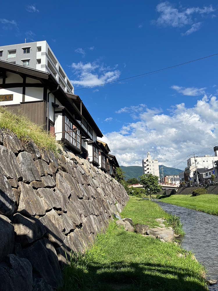 長野県松本の河川敷への道