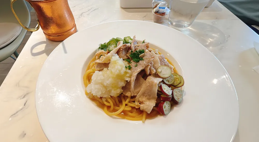 elephant75のパスタ「2種のオクラと冷豚しゃぶと大根おろし入りバター醤油パスタ」