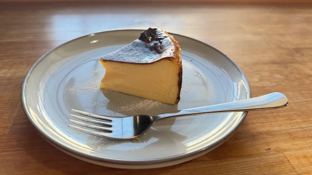 「Piece by Piece coffee」のバスクチーズケーキ